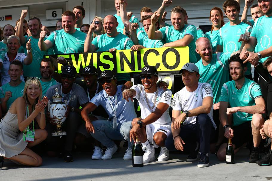  Il team Mercedes con i piloti Lewis Hamilton e Nico Rosberg festeggiano la doppietta delle Frecce d&#39;argento. Reuters 